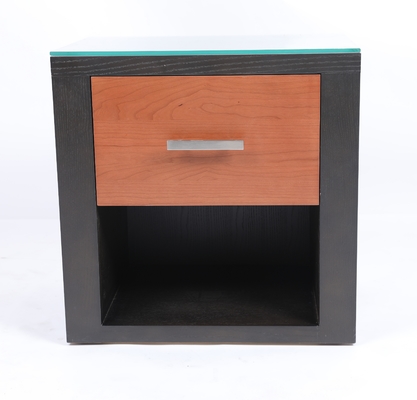 अच्छी कीमत Two Color Wood Bedside Table Hotel And Home Bedroom Furniture Metal Handle ऑनलाइन
