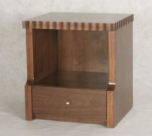 अच्छी कीमत Dark Color Wooden Hotel Bedside Tables With One Drawer , King / Queen Size ऑनलाइन